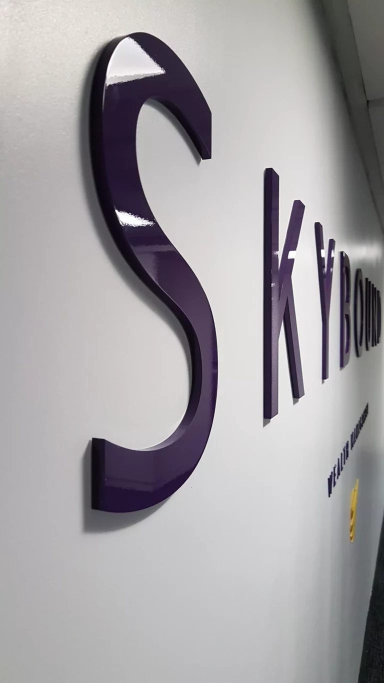 Lettrage 3D en relief pour enseigne d'entreprise Skybound à Genève - Lettra Système