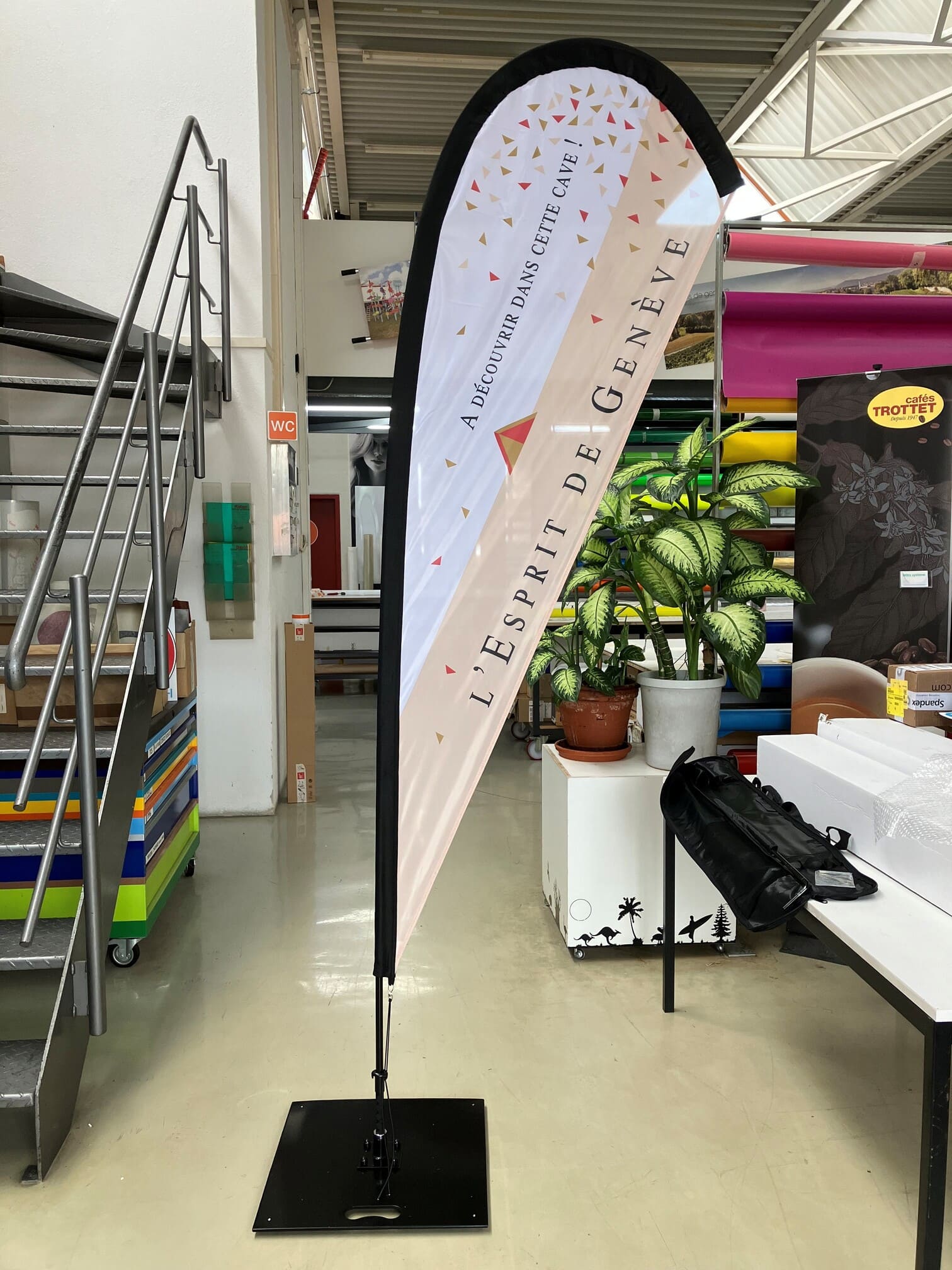 Drapeau publicitaire type oriflamme, impression sur support souple à Genève - Lettra Système