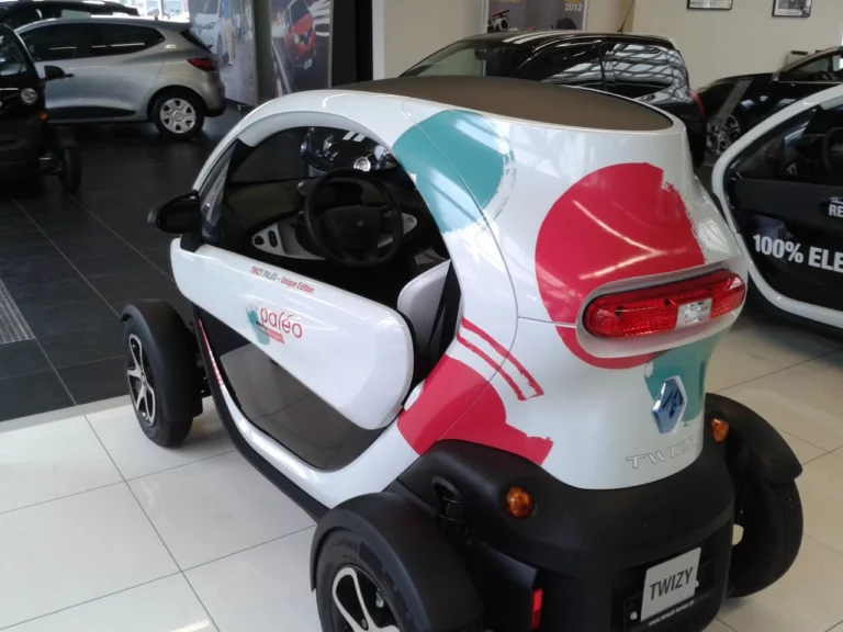 Habillage publicitaire et total covering sur véhicule d'entreprise à Genève - Lettra Système