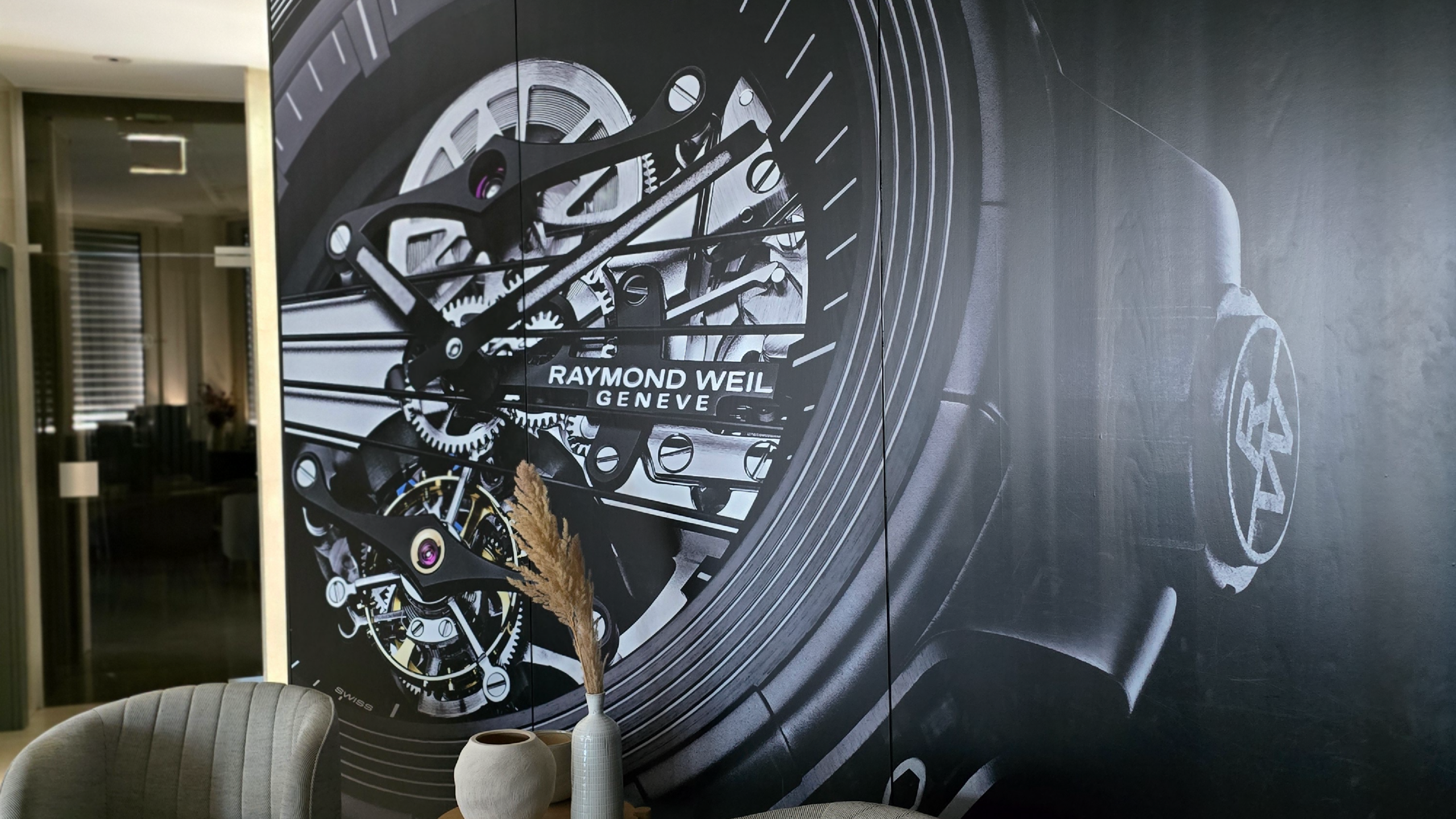 Impression numérique grand format d'un mécanisme de montre Raymond Weil pour décoration murale intérieure à Genève.