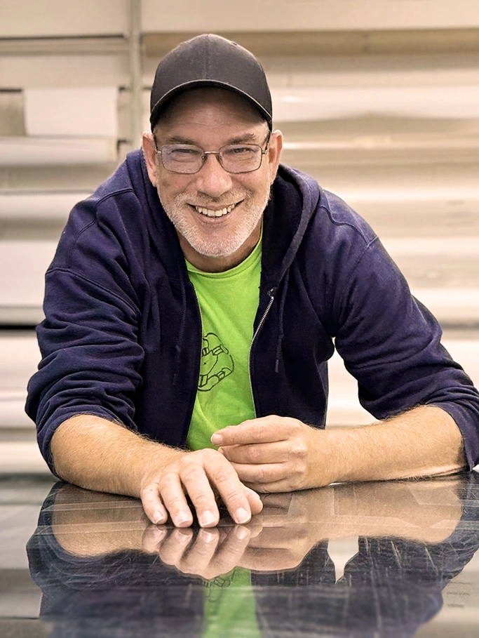 Hugues, concepteur et producteur d’expressions visuelles chez Lettra Système