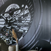 Impression numérique grand format d'un mécanisme de montre Raymond Weil pour décoration murale intérieure à Genève.